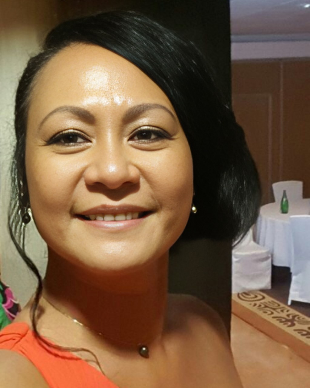 Mereana, artisane graveuse — Hono a Kahuna