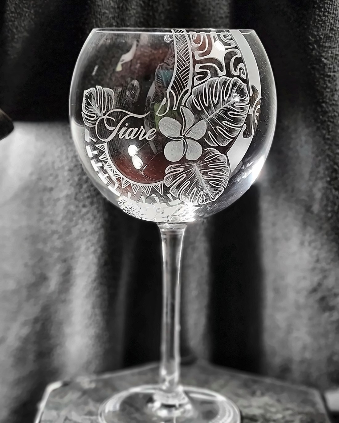 Verre gravé, motif floral